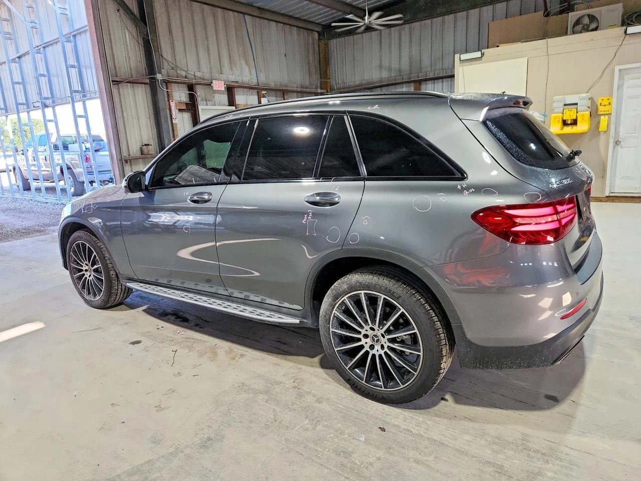 Mercedes-Benz GLC 300 4MATIC* BURMESTER* ПАНОРАМА* КАМЕРА* ПОДГРЕВ* , снимка 4 - Автомобили и джипове - 55722587