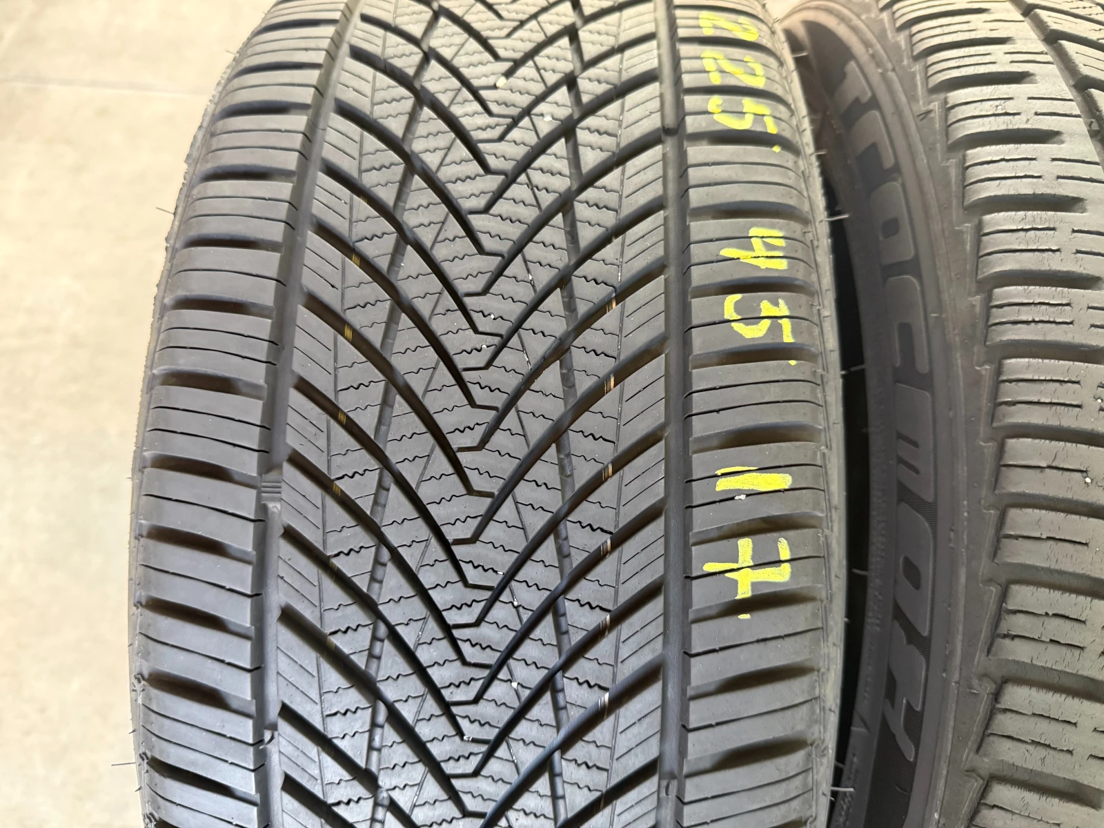 Гуми Летни 225/45R17, снимка 4 - Гуми и джанти - 55486075