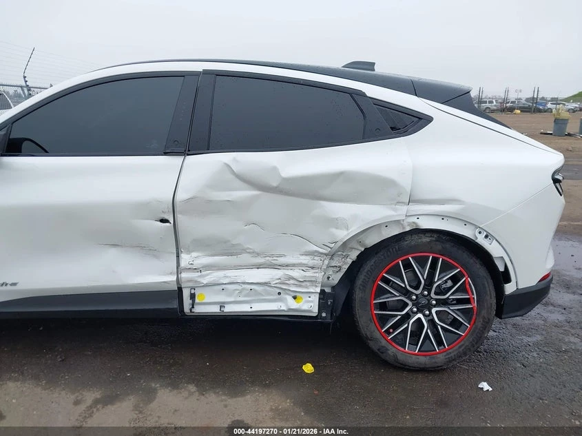 Ford Mustang Mach-E Premium, снимка 6 - Автомобили и джипове - 54336090