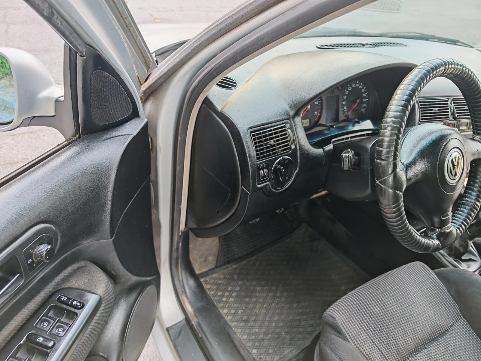 VW Golf 1.6, снимка 8 - Автомобили и джипове - 55138125