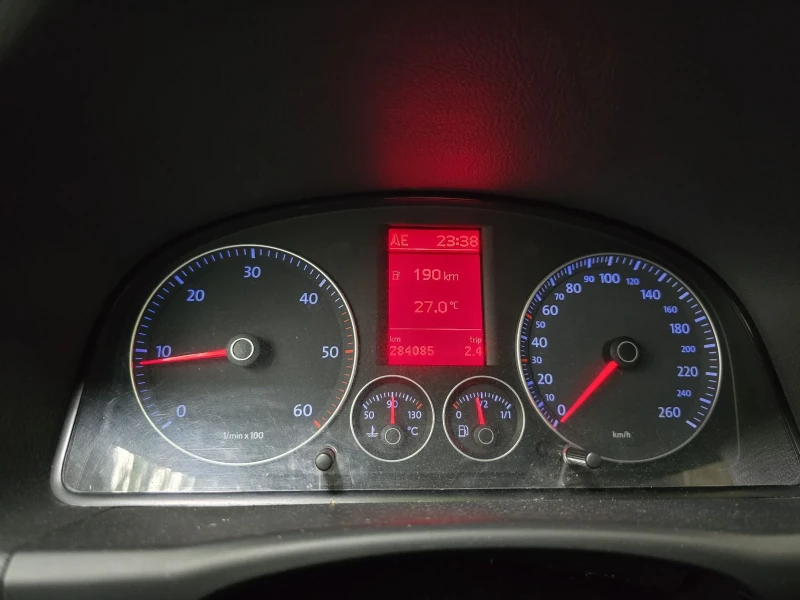 VW Touran, снимка 8 - Автомобили и джипове - 52267133