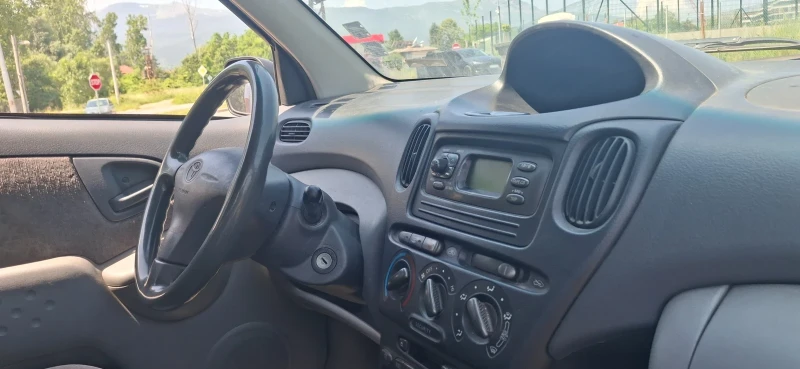 Toyota Yaris verso, снимка 5 - Автомобили и джипове - 52325396