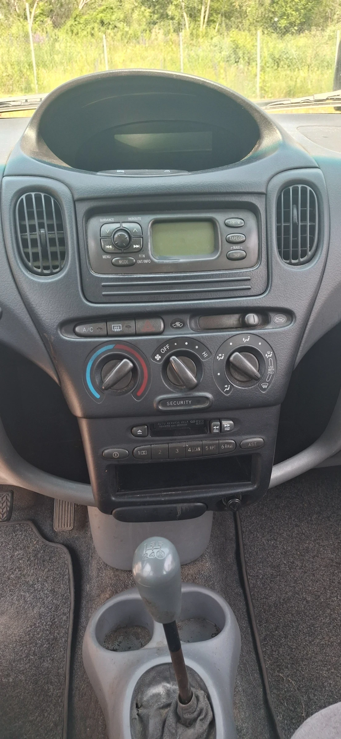 Toyota Yaris verso  - изображение 3