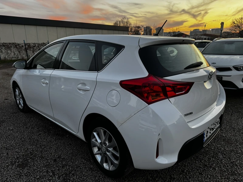 Toyota Auris 1.4 D4D, снимка 4 - Автомобили и джипове - 48537063