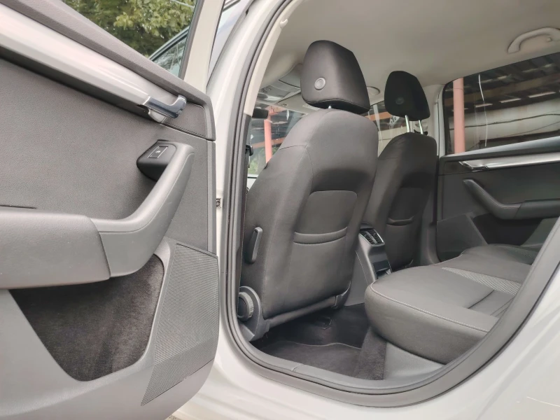 Skoda Octavia 1.6 TDI , снимка 13 - Автомобили и джипове - 51834869