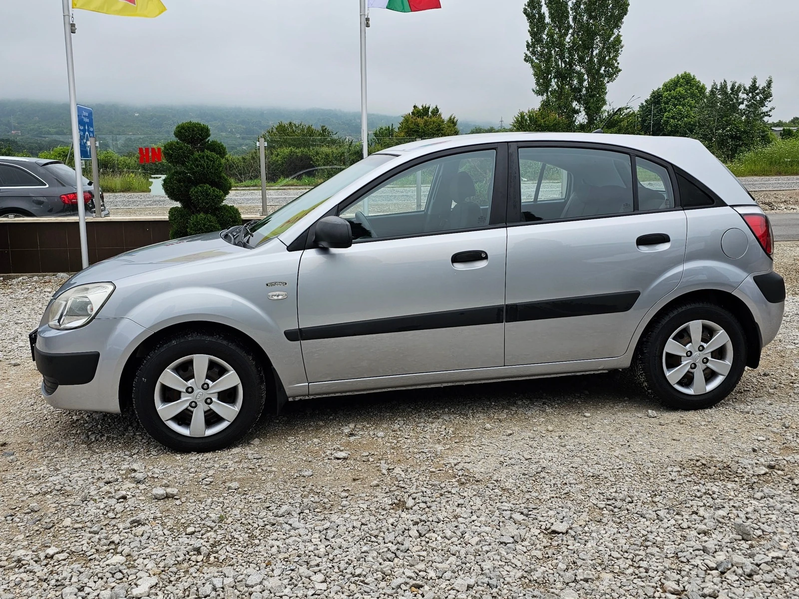 Kia Rio 1.4i КЛИМАТИК РЕАЛНИ КИЛОМЕТРИ - изображение 2