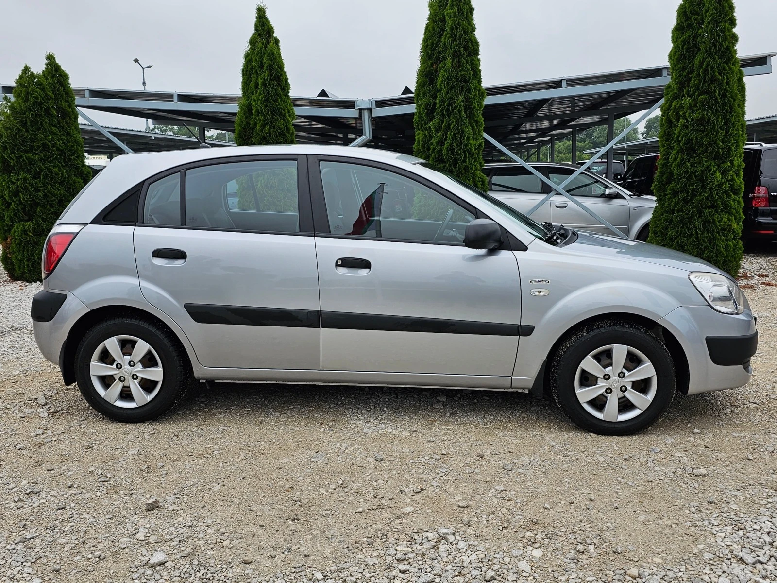 Kia Rio 1.4i КЛИМАТИК РЕАЛНИ КИЛОМЕТРИ - изображение 6