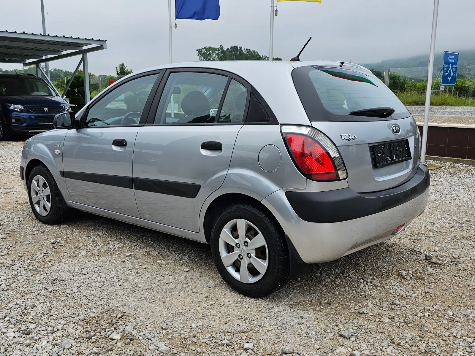 Kia Rio 1.4i КЛИМАТИК РЕАЛНИ КИЛОМЕТРИ - изображение 3