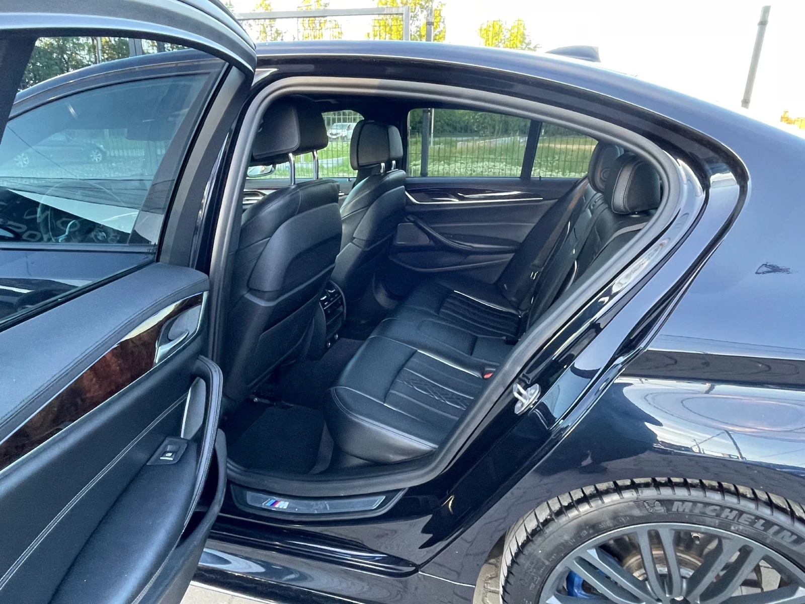 BMW 550 i* xDrive* HeadUp* KeylessGo* Carbon* Harman/kardo, снимка 9 - Автомобили и джипове - 54606848