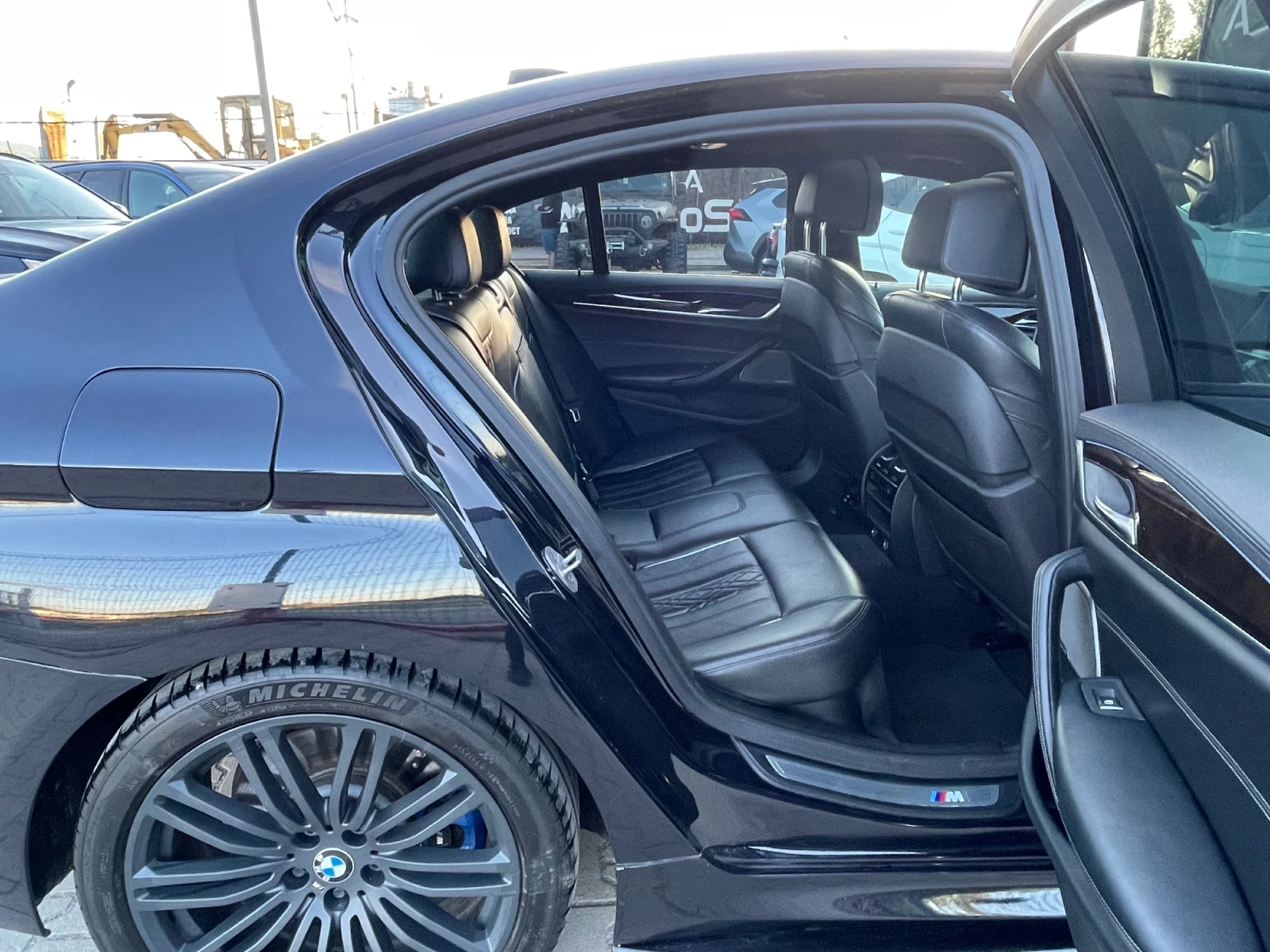 BMW 550 i* xDrive* HeadUp* KeylessGo* Carbon* Harman/kardo, снимка 12 - Автомобили и джипове - 54606848