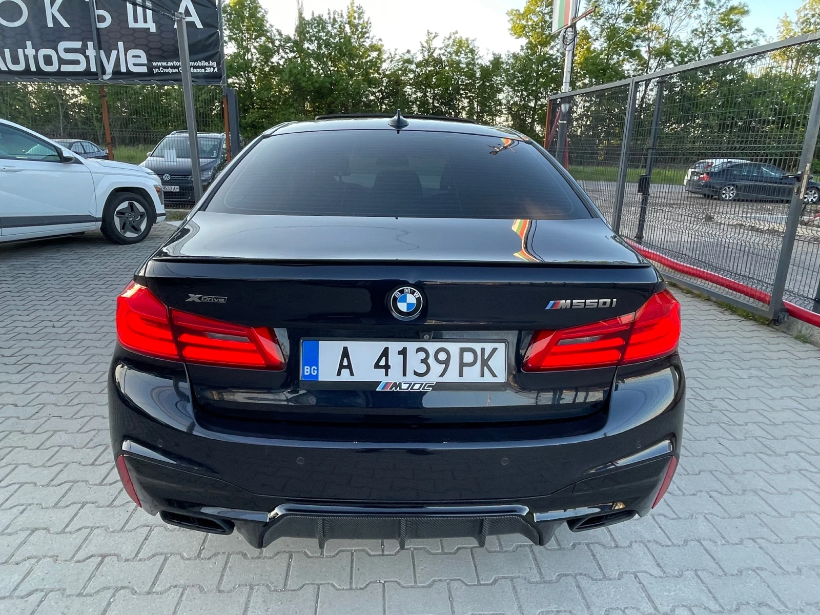 BMW 550 i* xDrive* HeadUp* KeylessGo* Carbon* Harman/kardo, снимка 5 - Автомобили и джипове - 54606848