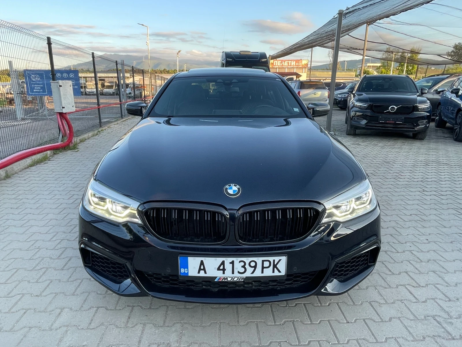 BMW 550 i* xDrive* HeadUp* KeylessGo* Carbon* Harman/kardo, снимка 2 - Автомобили и джипове - 54606848