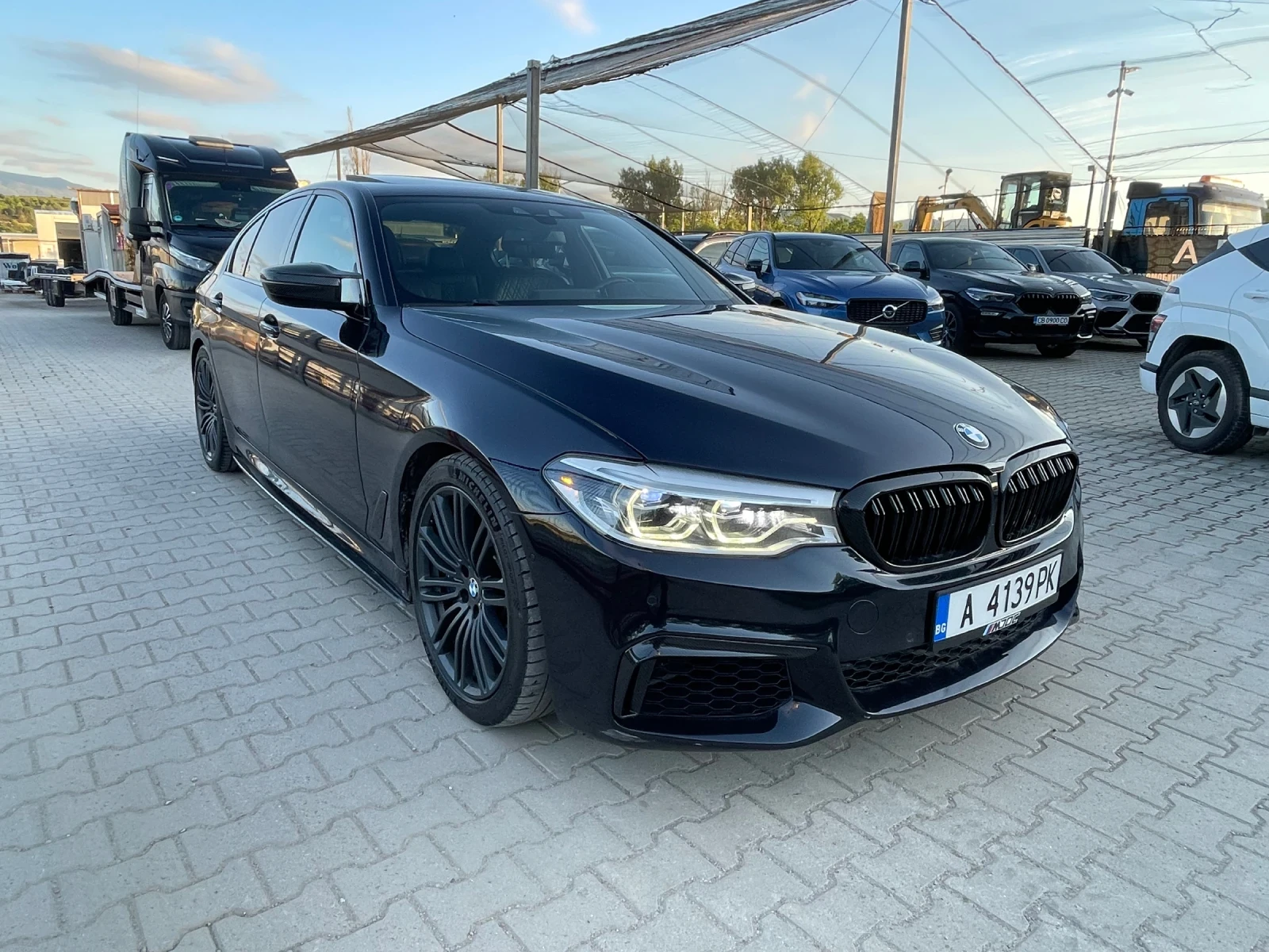 BMW 550 i* xDrive* HeadUp* KeylessGo* Carbon* Harman/kardo, снимка 3 - Автомобили и джипове - 54606848
