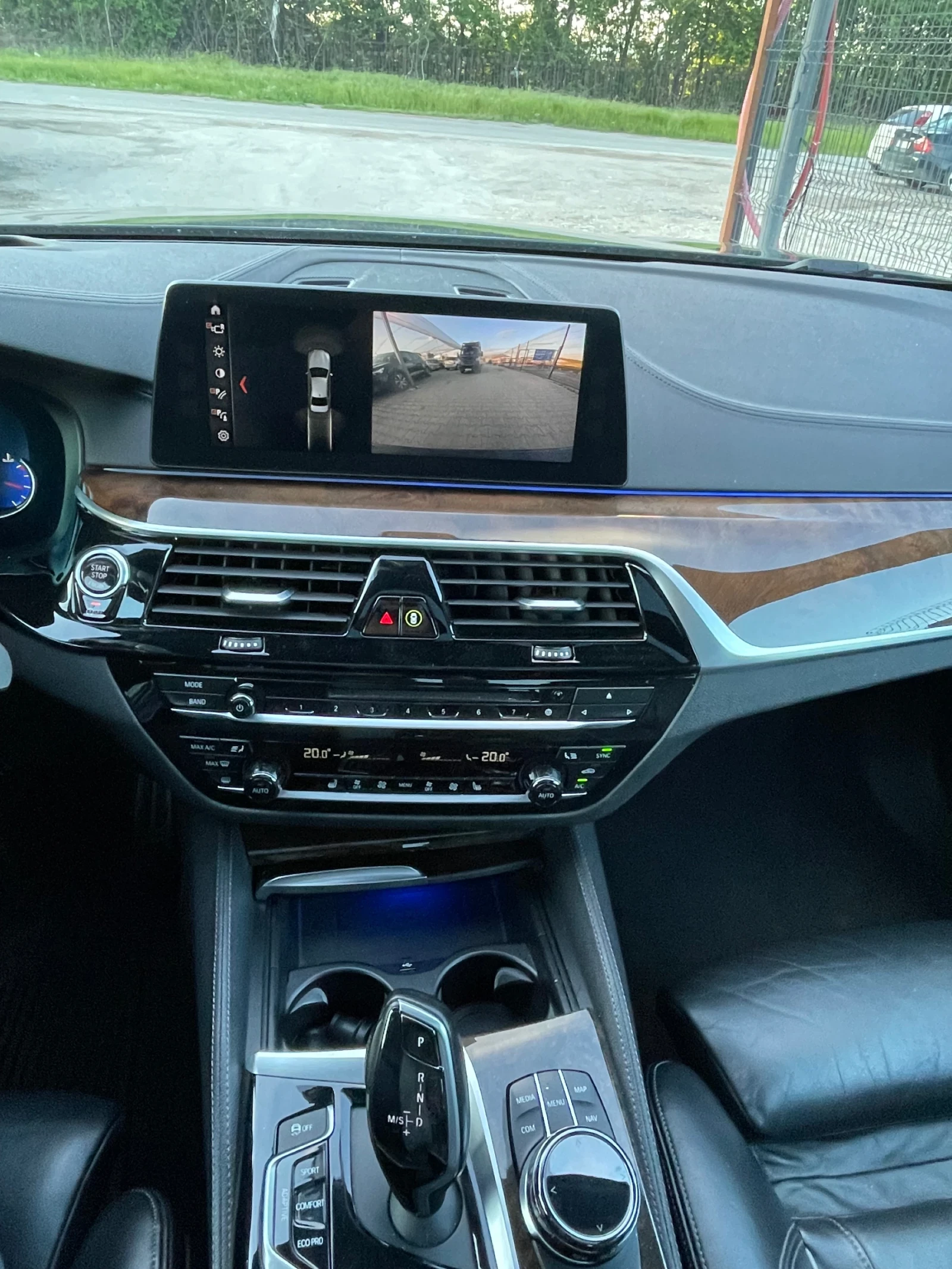 BMW 550 i* xDrive* HeadUp* KeylessGo* Carbon* Harman/kardo, снимка 11 - Автомобили и джипове - 54606848