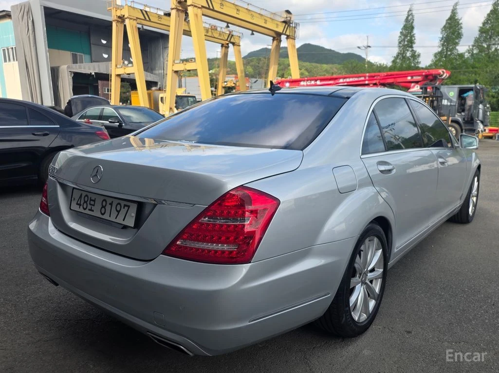 Mercedes-Benz S 500 5.5* V8* FACELIFT* NIGHT* VISION* ДИСТРОНИК* ОБДУХ, снимка 2 - Автомобили и джипове - 54742890