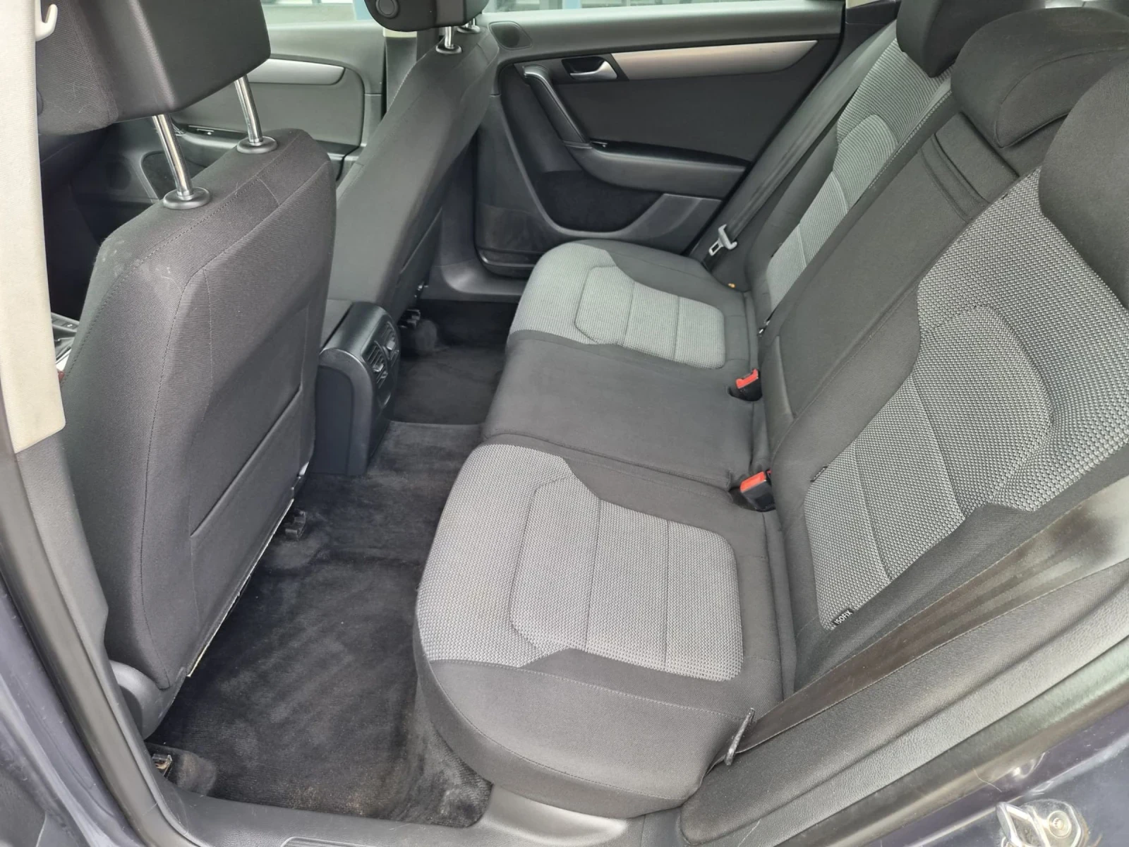 VW Passat 2.0 TDI, снимка 13 - Автомобили и джипове - 54750112