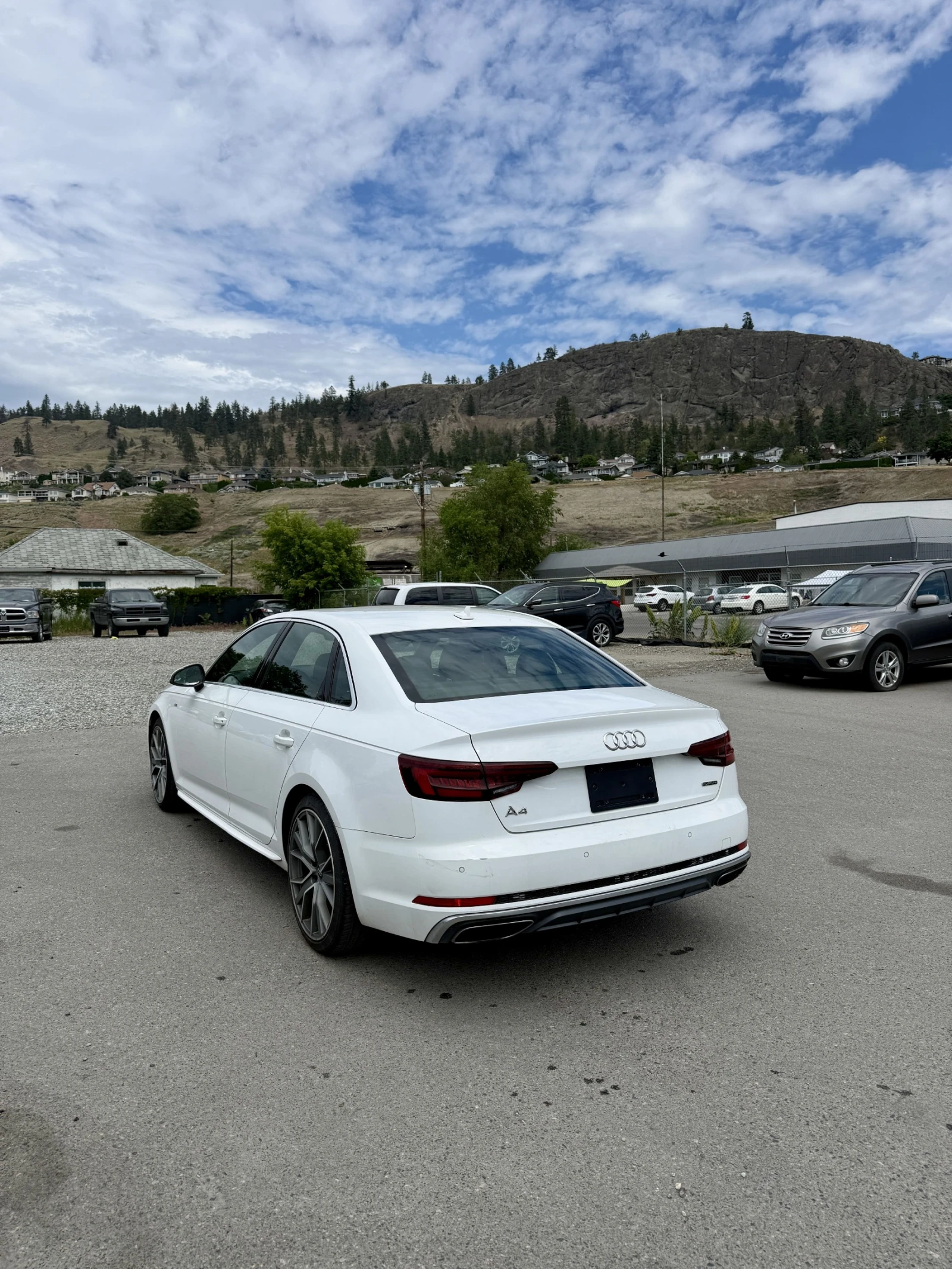 Audi A4 PROGRESSIV * Keyless Go * CARFAX * АВТО КРЕДИТ * , снимка 7 - Автомобили и джипове - 54825930