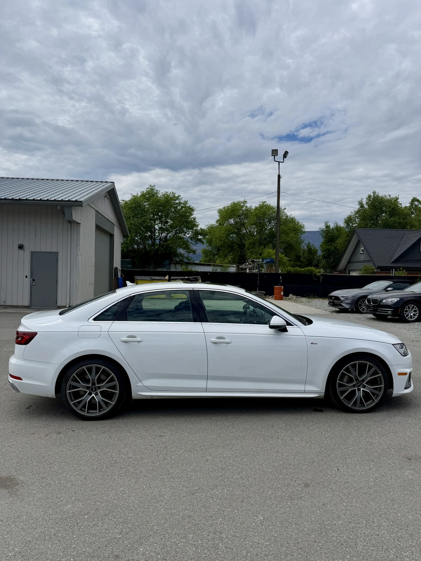 Audi A4 PROGRESSIV * Keyless Go * CARFAX * АВТО КРЕДИТ * , снимка 4 - Автомобили и джипове - 54825930