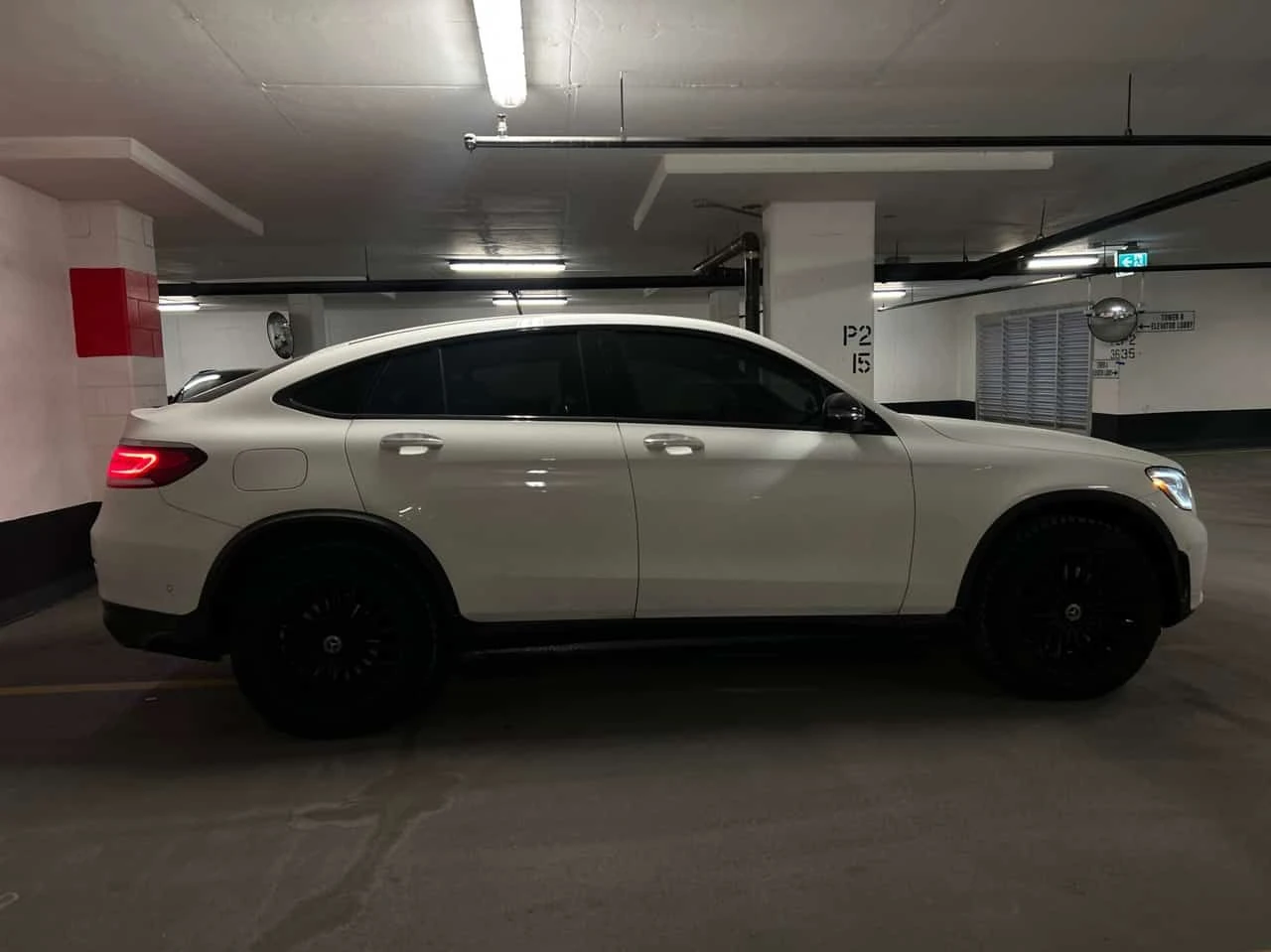 Mercedes-Benz GLC 300 COUPE/CARFAX/PANO/360 CAM/AMBIENT, снимка 4 - Автомобили и джипове - 53845206