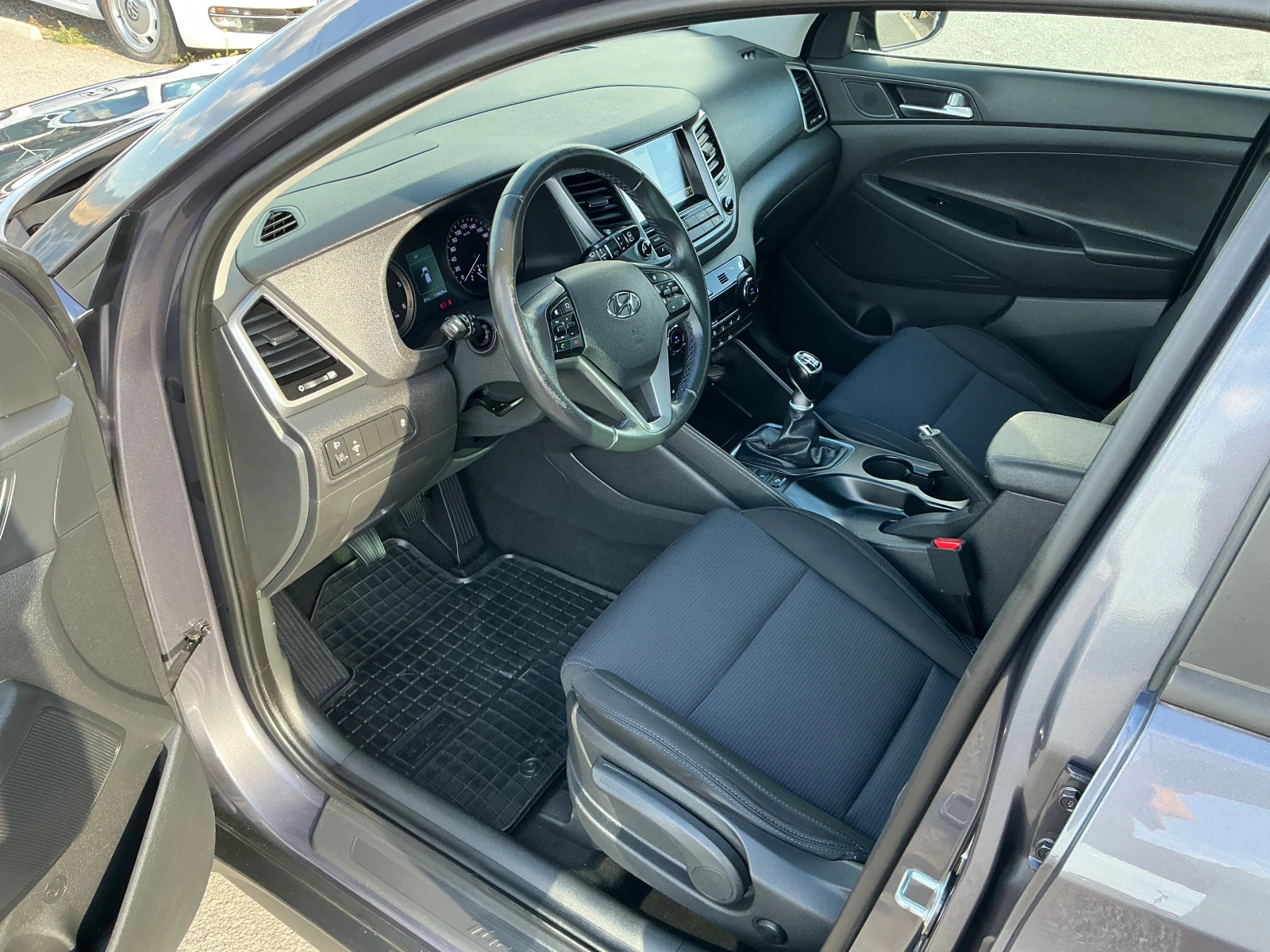 Hyundai Tucson 1.7 CRDI, снимка 13 - Автомобили и джипове - 55953610