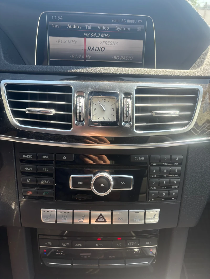 Mercedes-Benz E 350 AIR 4 MATIC LED Panorama Distronic + , снимка 13 - Автомобили и джипове - 51574397