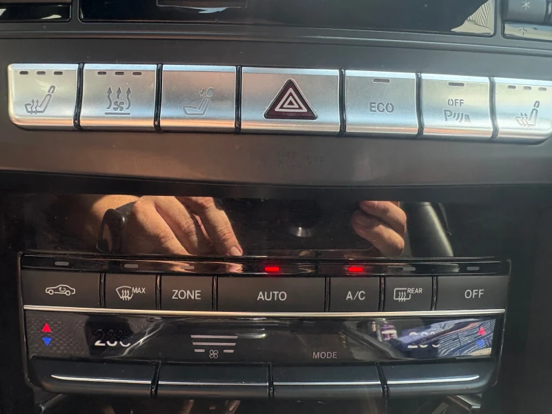 Mercedes-Benz E 350 AIR 4 MATIC LED Panorama Distronic + , снимка 12 - Автомобили и джипове - 51574397