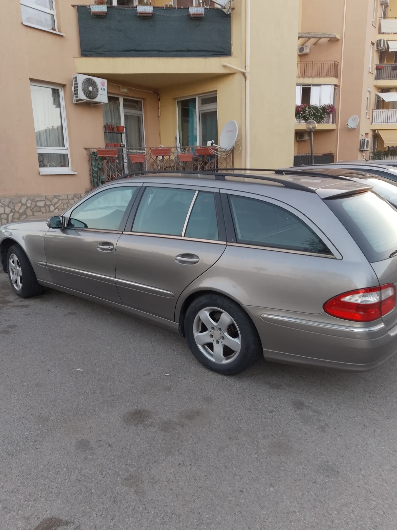 Mercedes-Benz E 200, снимка 1