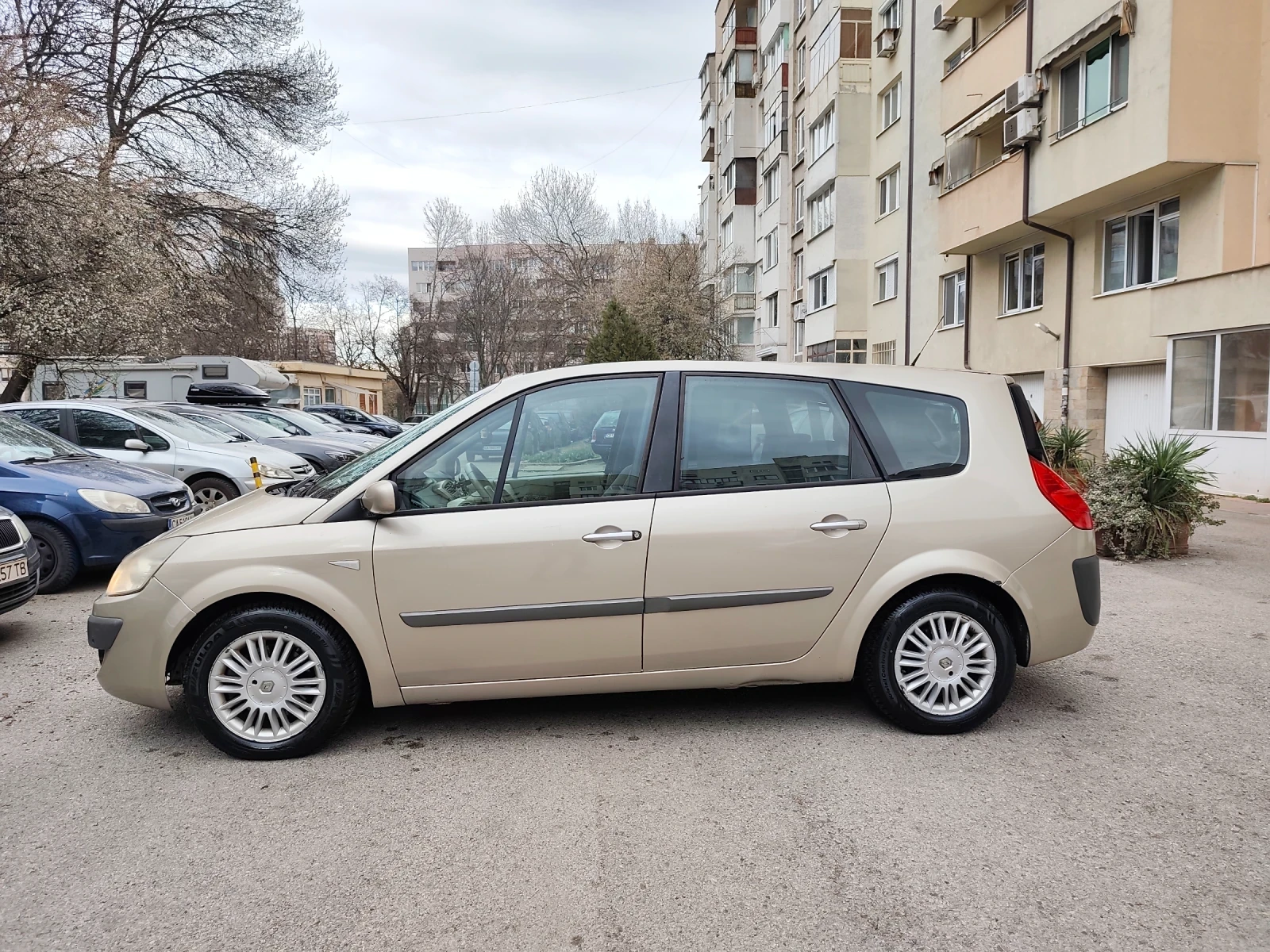 Renault Grand scenic 1.9 DCI Facelift !7МЕСТА!! * КЛИМАТРОНИК* !ТОП!, снимка 2 - Автомобили и джипове - 53937112