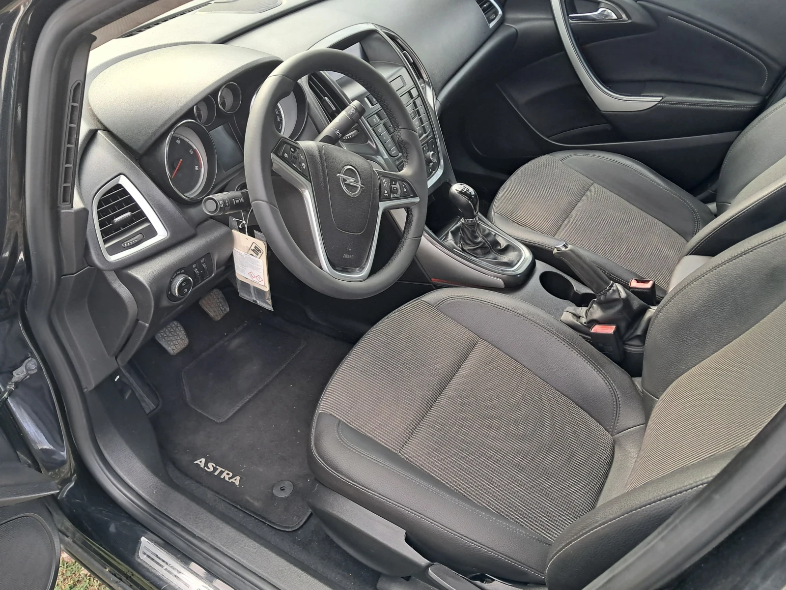 Opel Astra 1.7 CDTI СЕДАН 110 КС 6 СКОРОСТИ., снимка 11 - Автомобили и джипове - 54514559