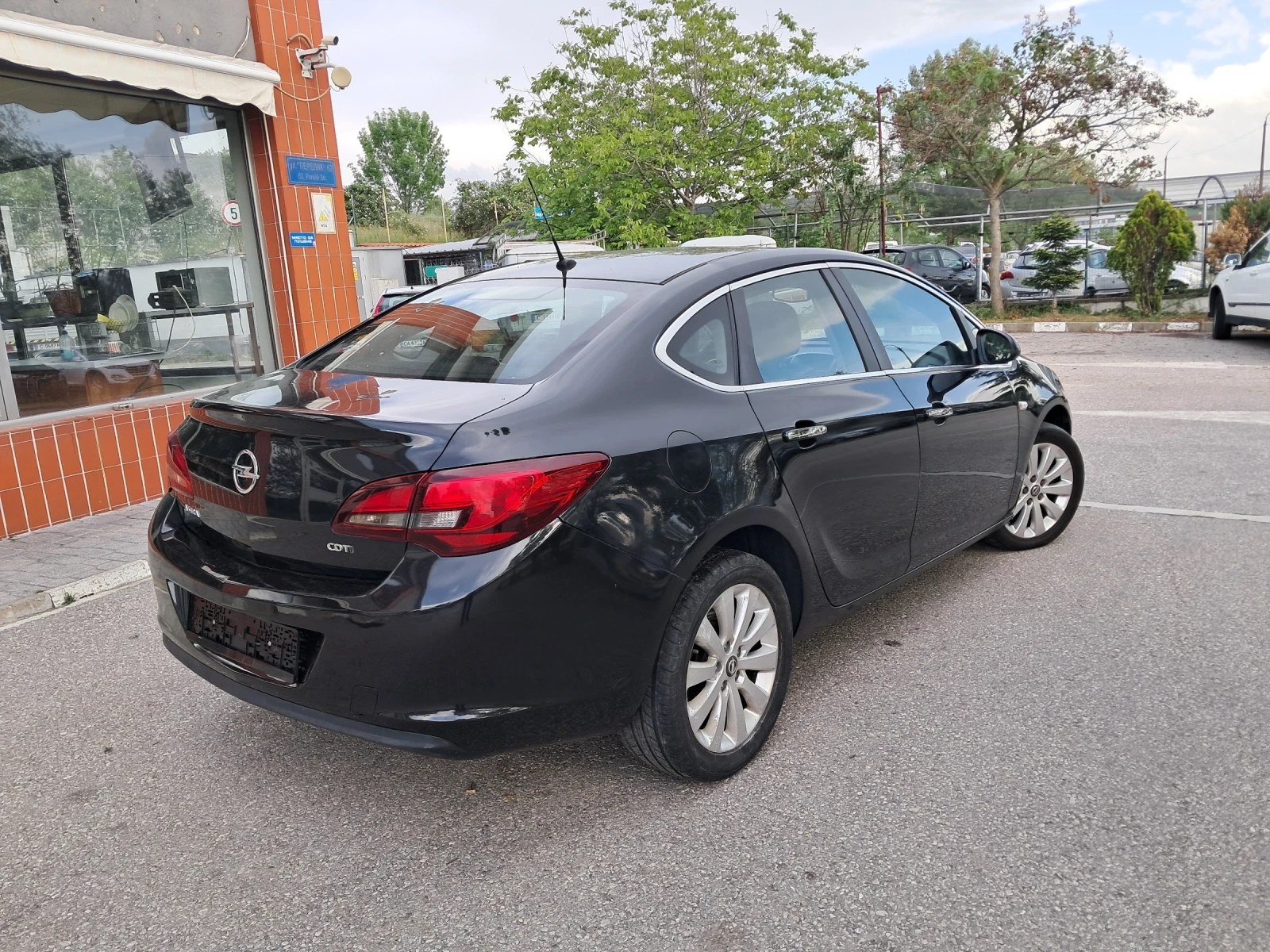 Opel Astra 1.7 CDTI СЕДАН 110 КС 6 СКОРОСТИ., снимка 4 - Автомобили и джипове - 54514559