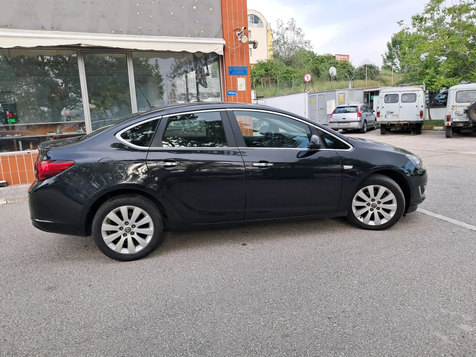 Opel Astra 1.7 CDTI СЕДАН 110 КС 6 СКОРОСТИ., снимка 6 - Автомобили и джипове - 54514559