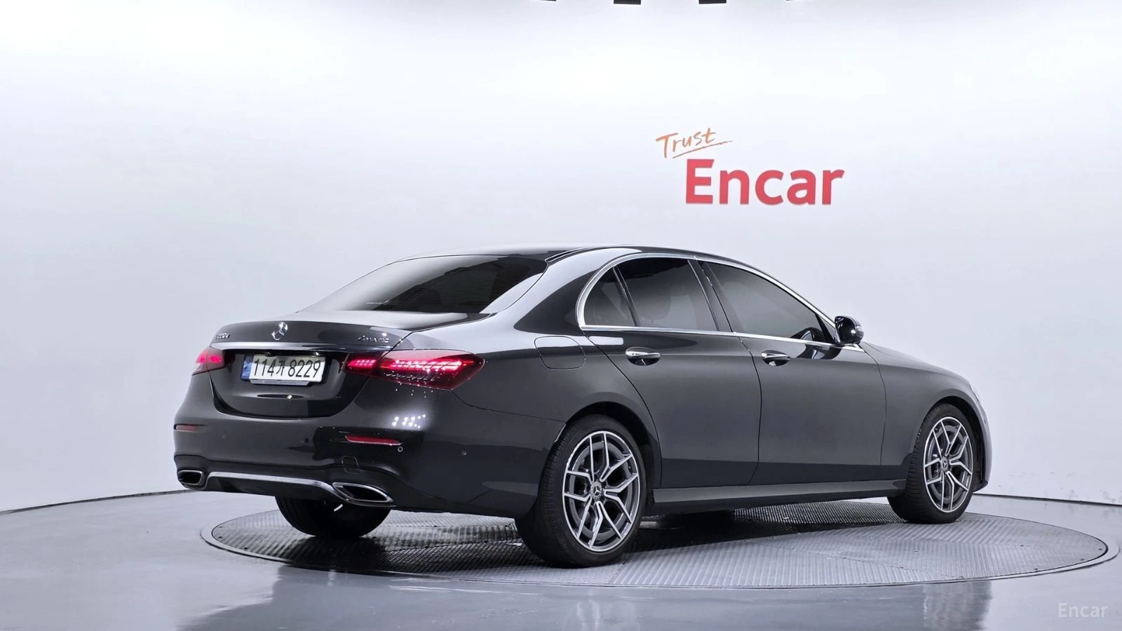 Mercedes-Benz E 220 4MATIC/AMG-LINE/DRIVE-ASSISTS/SUNROOF, снимка 3 - Автомобили и джипове - 55688329