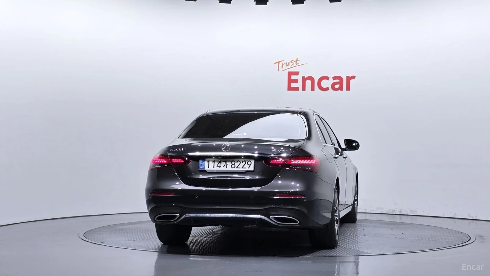 Mercedes-Benz E 220 4MATIC/AMG-LINE/DRIVE-ASSISTS/SUNROOF, снимка 4 - Автомобили и джипове - 55688329