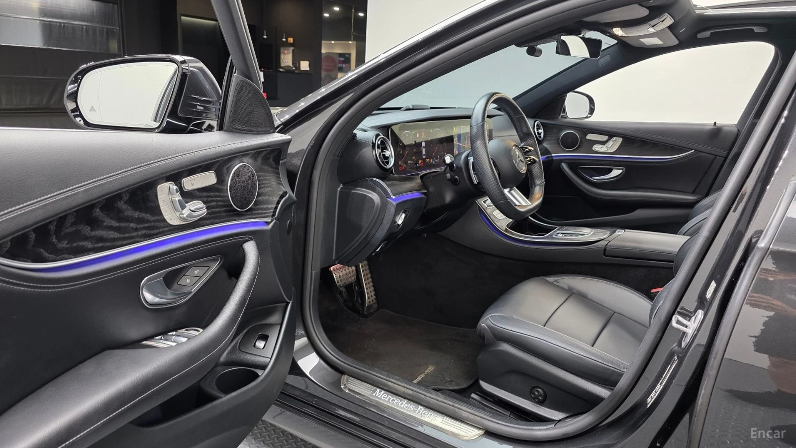 Mercedes-Benz E 220 4MATIC/AMG-LINE/DRIVE-ASSISTS/SUNROOF, снимка 5 - Автомобили и джипове - 55688329