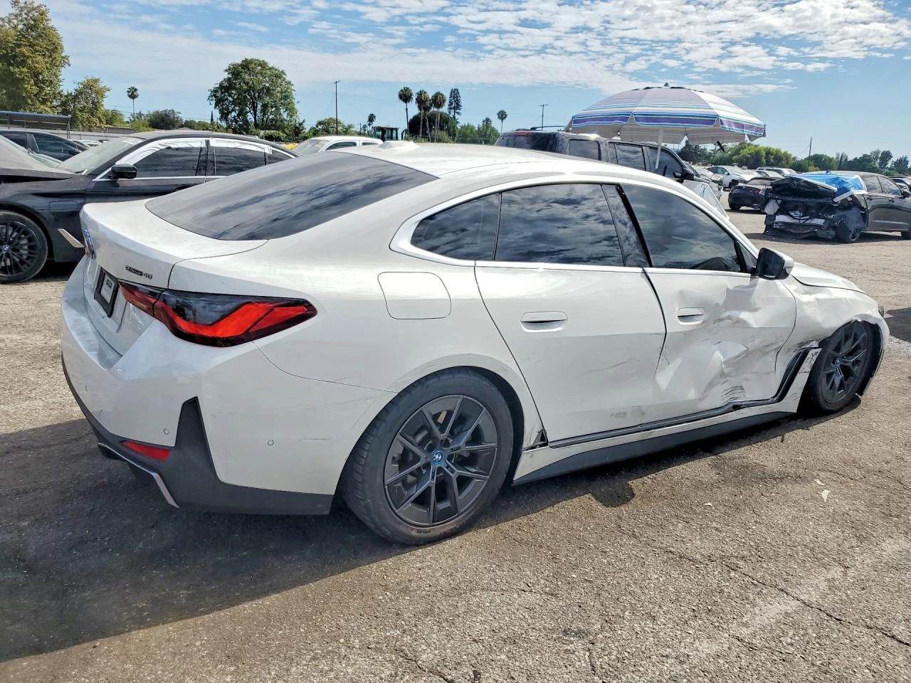 BMW i4 EDRIVE 40 | ACC | HARMAN KARDON, снимка 3 - Автомобили и джипове - 55939096