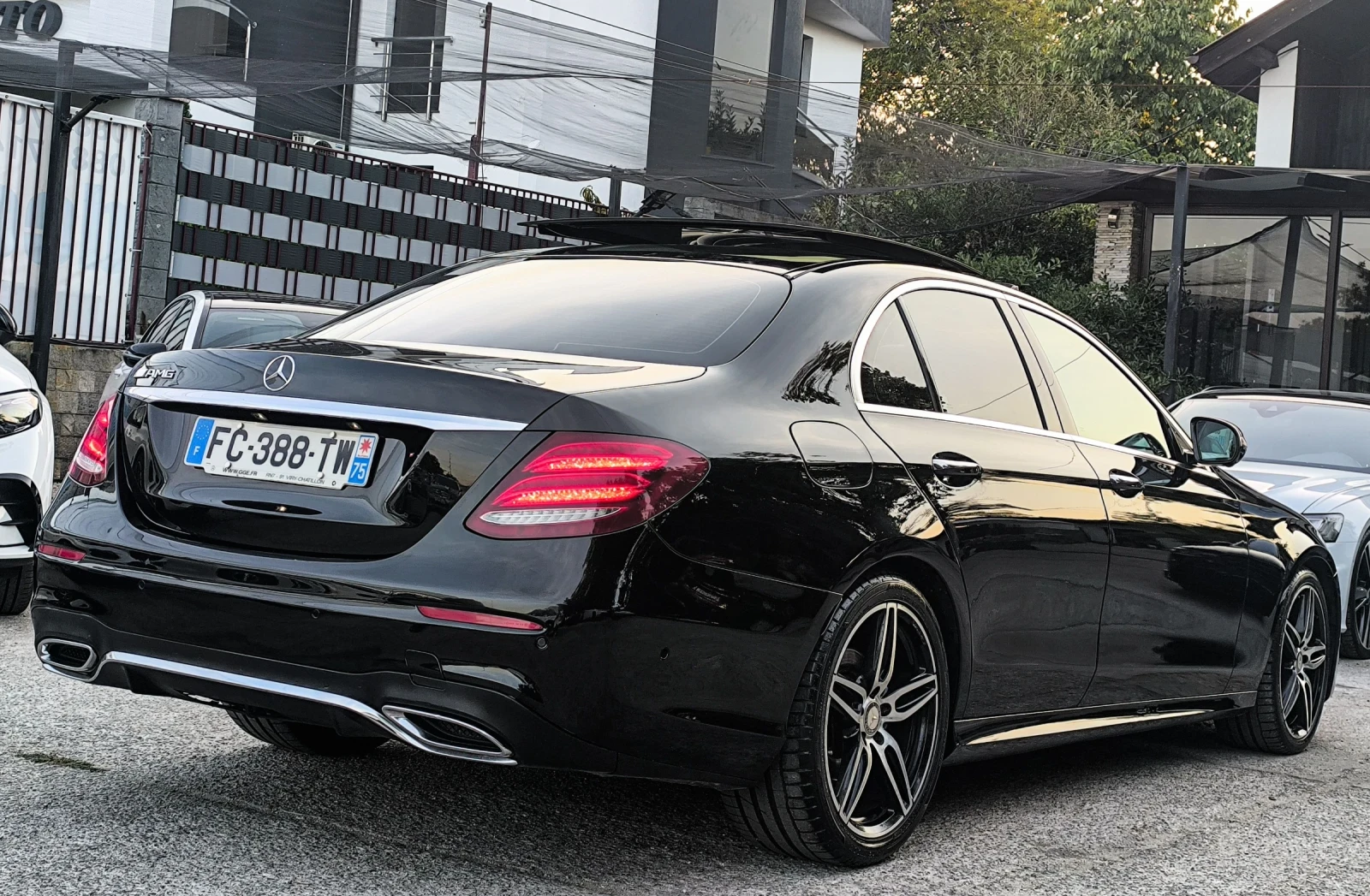 Mercedes-Benz E 220 D* AMG-LINE* PANO* BURMESTER* 360* , снимка 6 - Автомобили и джипове - 56144322