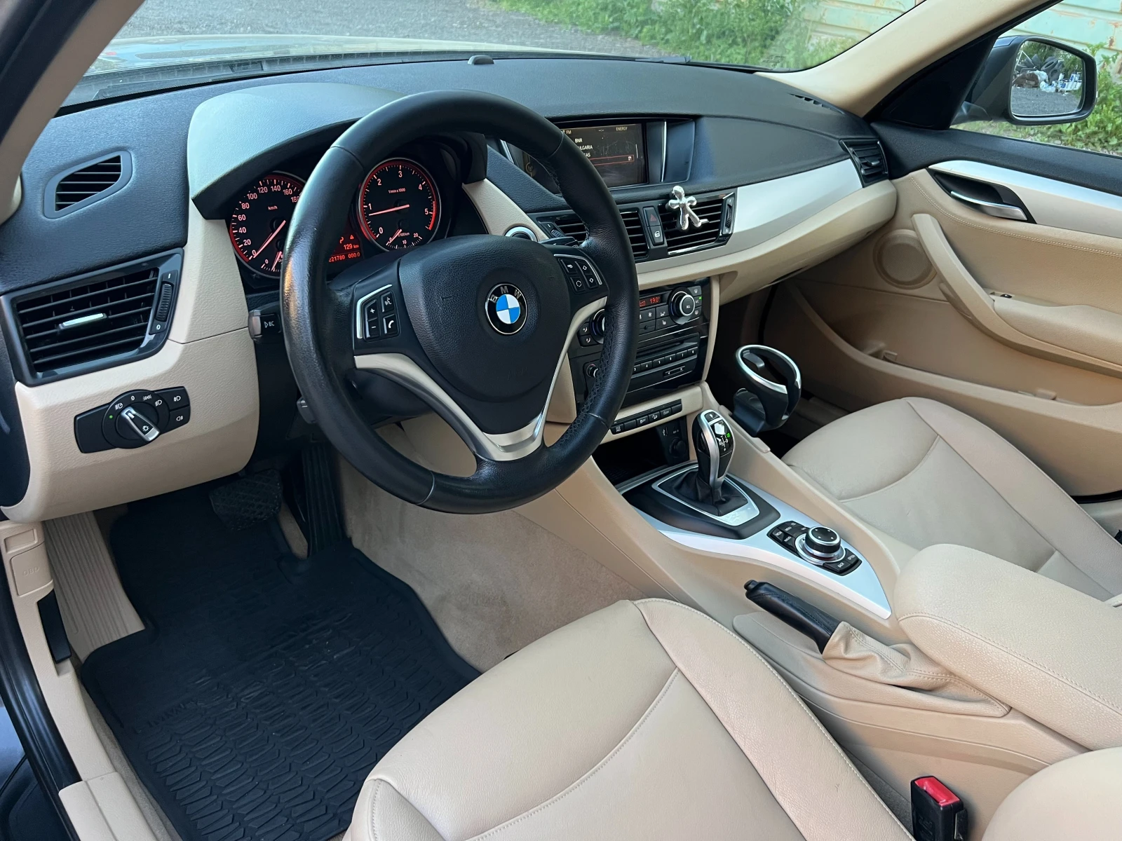 BMW X1  2.0D Xdrive SHADOW line ПАНОРАМА , снимка 10 - Автомобили и джипове - 54336044