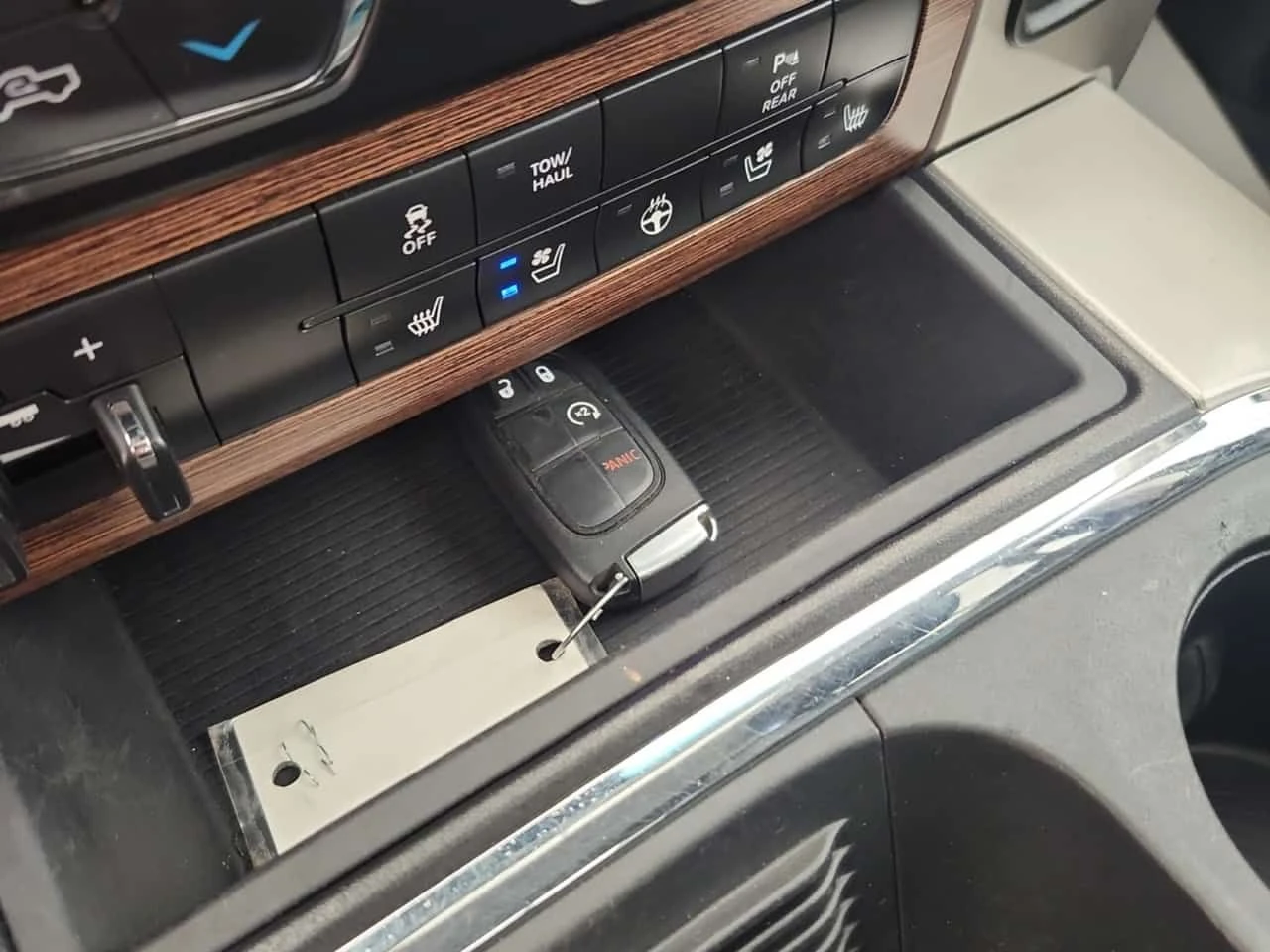 Dodge RAM 1500 * LARAMIE CREW CAB SHORT BED * CARFAX * , снимка 10 - Автомобили и джипове - 55350399