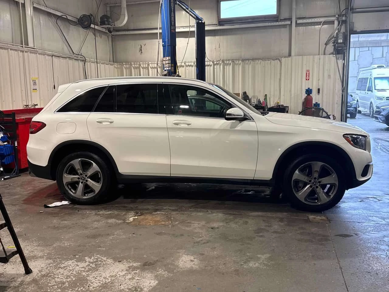 Mercedes-Benz GLC 300 * CARFAX * ОТ ПРЕДСТАВИТЕЛСТВО НА МЕРЦЕДЕС, снимка 3 - Автомобили и джипове - 55616330