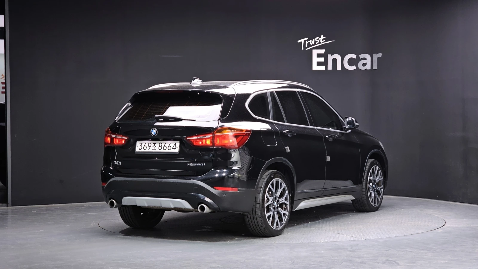 BMW X1 xDrive20i xLine | Панорама | Adaptive Cruise | Кож, снимка 2 - Автомобили и джипове - 56131159