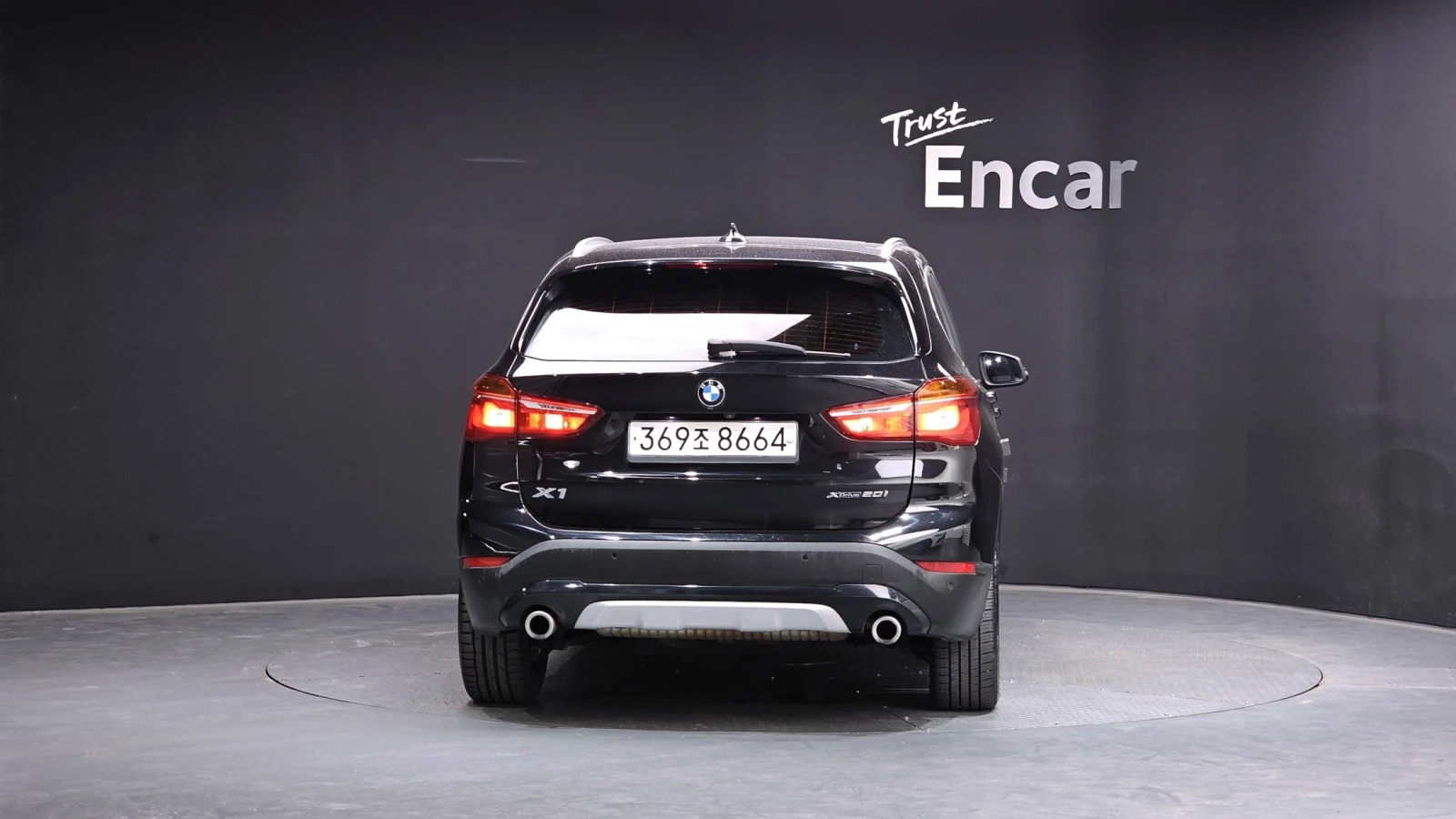 BMW X1 xDrive20i xLine | Панорама | Adaptive Cruise | Кож, снимка 4 - Автомобили и джипове - 56131159