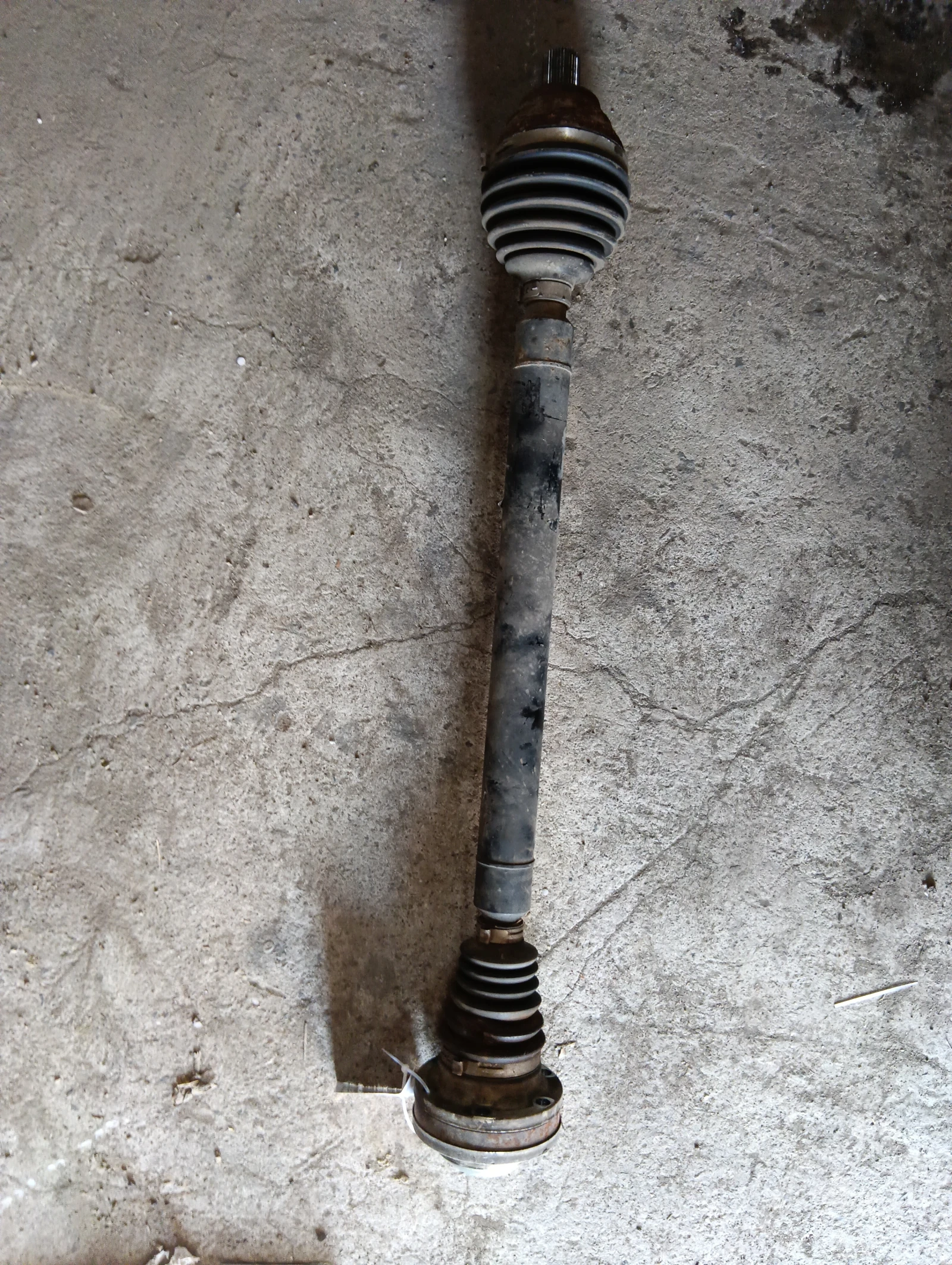 полуоска предна дясна 5Q0407272Е РЪЧНА 2.0TDI Audi A3
