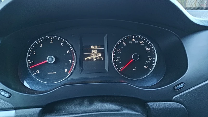 VW Jetta 2.5 , снимка 13 - Автомобили и джипове - 52262130