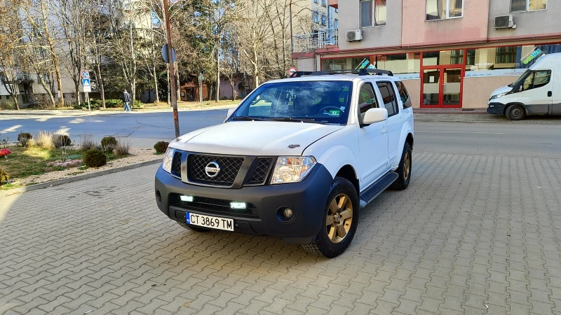 Nissan Pathfinder SE, снимка 1 - Автомобили и джипове - 49536157