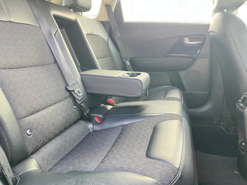 Kia Niro 08/2022г hybrid, кожа, дистроник, key less, led, снимка 11 - Автомобили и джипове - 52900346