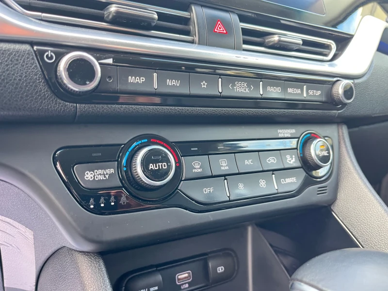 Kia Niro 08/2022г hybrid, кожа, дистроник, key less, led, снимка 12 - Автомобили и джипове - 52900346