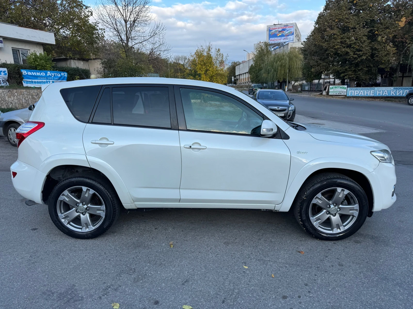 Toyota Rav4 2.2D* 150кс* Автоматик* Бяла Перла* CROSSOVER*  - изображение 4