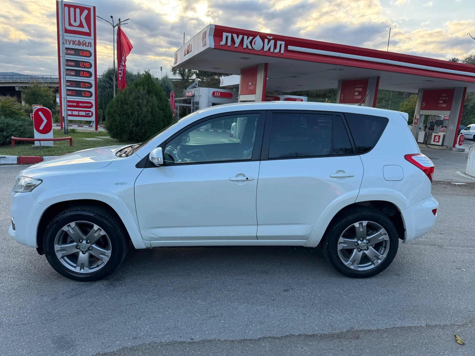 Toyota Rav4 2.2D* 150кс* Автоматик* Бяла Перла* CROSSOVER*  - изображение 7