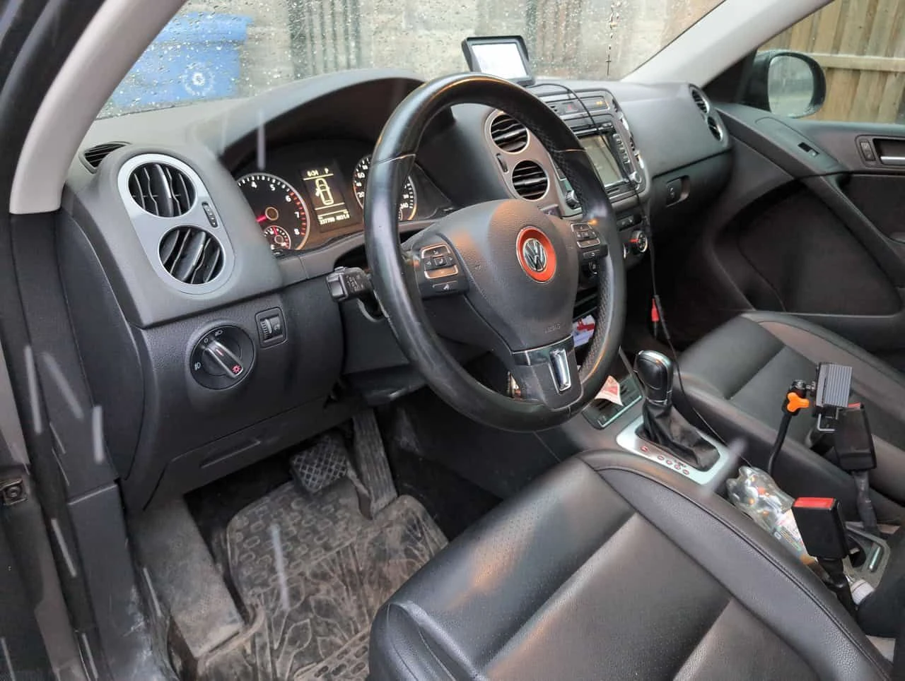 VW Tiguan * 2WD 4dr Auto * CARFAX * БЕЗ ПЪРВОНАЧАЛНА ВНОСКА, снимка 5 - Автомобили и джипове - 53872848