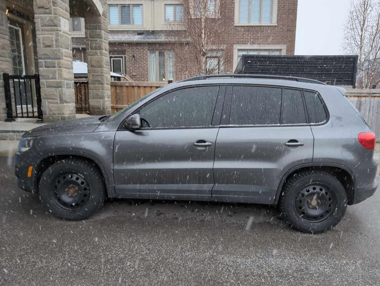 VW Tiguan * 2WD 4dr Auto * CARFAX * БЕЗ ПЪРВОНАЧАЛНА ВНОСКА, снимка 2 - Автомобили и джипове - 53872848